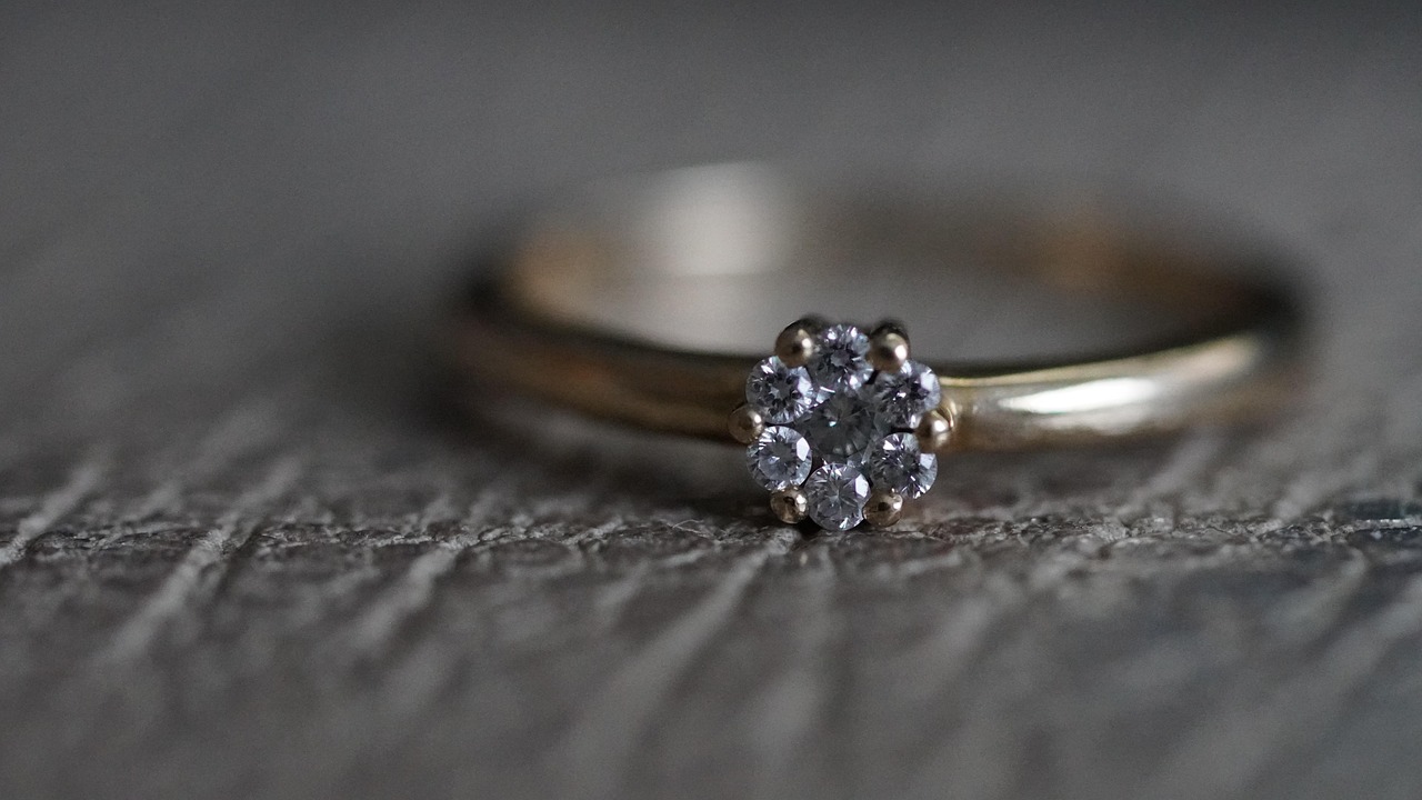 婚活アプリを利用する際の婚約指輪購入のタイミングは？